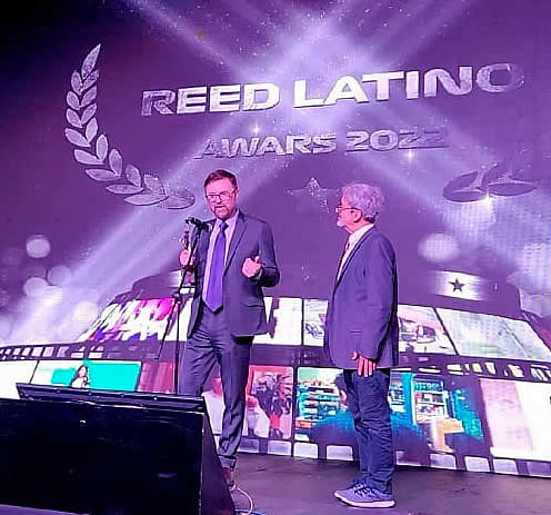 Martinelli e Newton Bento recebendo a premiação no Reed Awards Latindo 2022